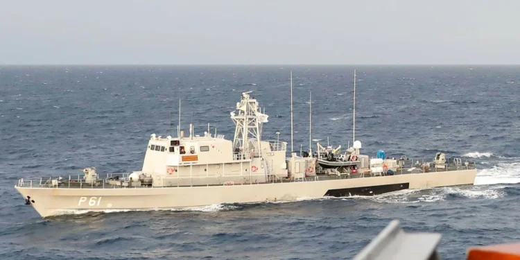 El patrullero de altura Commodore Andreas Ioannides durante un ejercicio naval frente a Limassol, Chipre, el 2 de marzo de 2022.
