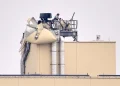 Personal de la embajada de Estados Unidos inspecciona los daños de un atentado con bomba en Bagdad, el 14 de marzo de 2026.
