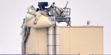 Personal de la embajada de Estados Unidos inspecciona los daños de un atentado con bomba en Bagdad, el 14 de marzo de 2026.