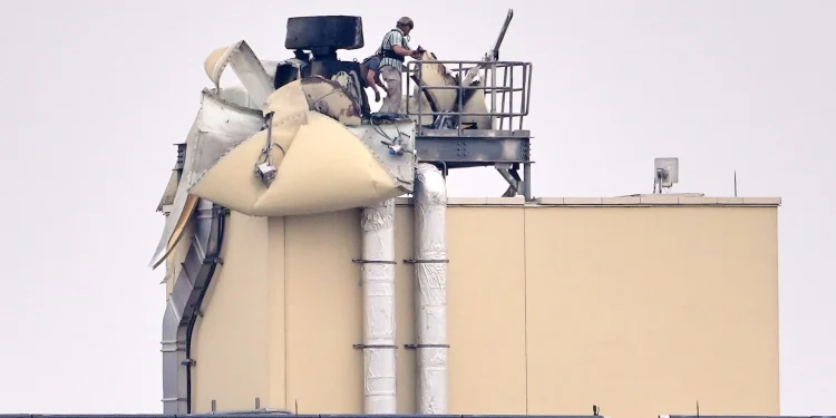 Personal de la embajada de Estados Unidos inspecciona los daños de un atentado con bomba en Bagdad, el 14 de marzo de 2026.