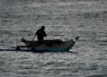 Un pescador rema cerca de la costa de Arugam Bay, en Sri Lanka, el 27 de septiembre de 2020.