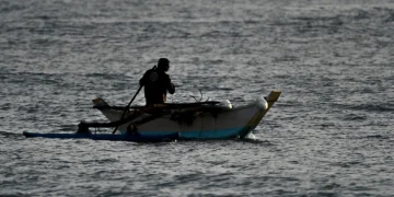 Un pescador rema cerca de la costa de Arugam Bay, en Sri Lanka, el 27 de septiembre de 2020.