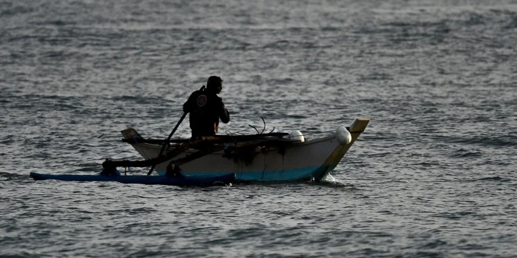 Un pescador rema cerca de la costa de Arugam Bay, en Sri Lanka, el 27 de septiembre de 2020.
