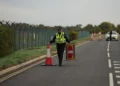 Agentes de policía vigilan una carretera de acceso a RAF Fairford después de un incidente en Fairford, Inglaterra, el 28 de septiembre de 2026.