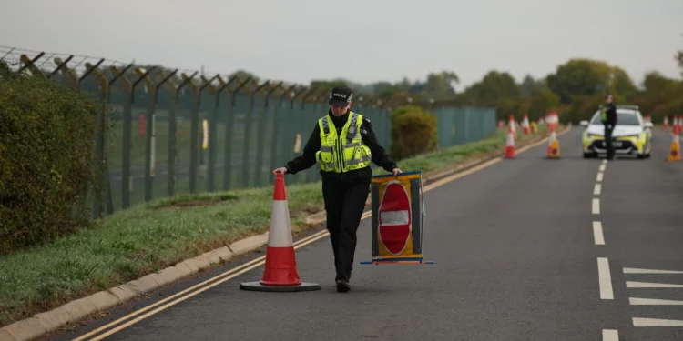 Agentes de policía vigilan una carretera de acceso a RAF Fairford después de un incidente en Fairford, Inglaterra, el 28 de septiembre de 2026.