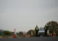 Agentes de policía vigilan una carretera de acceso a la base aérea RAF Fairford, en Inglaterra, después de un incidente ocurrido el 28 de septiembre de 2026.