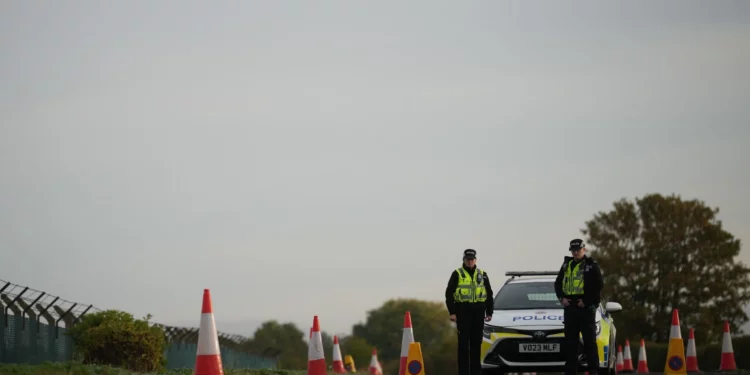 Agentes de policía vigilan una carretera de acceso a la base aérea RAF Fairford, en Inglaterra, después de un incidente ocurrido el 28 de septiembre de 2026.