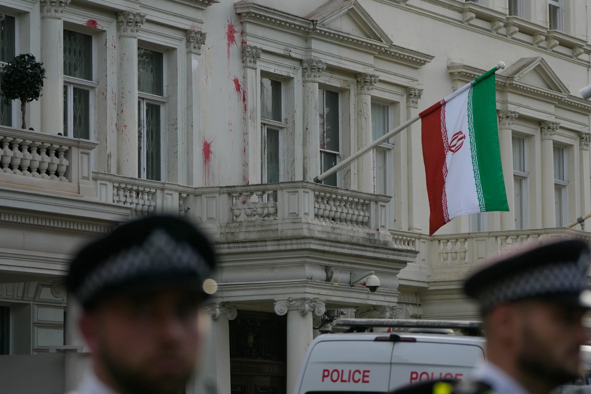 Policías vigilan la Embajada de Irán en Londres después de que manifestantes arrojaran pintura al edificio el 25 de septiembre de 2022.