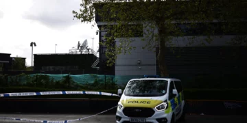 Vehículo policial junto a las oficinas de Iran International en Londres