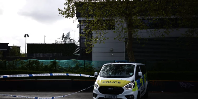 Vehículo policial junto a las oficinas de Iran International en Londres
