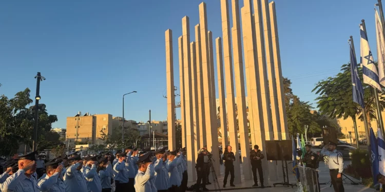 Policías honran a sus colegas muertos el 7 de octubre de 2023 durante una ceremonia en la estación de Sderot, el 7 de octubre de 2026.