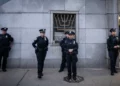 Agentes de policía protegen un centro judío durante una manifestación antisionista en Brooklyn, Nueva York, el 12 de mayo de 2026.