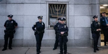 Agentes de policía protegen un centro judío durante una manifestación antisionista en Brooklyn, Nueva York, el 12 de mayo de 2026.