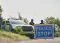 Policías custodian una carretera que conduce a RAF Fairford, en Fairford, Inglaterra, el 28 de septiembre de 2026.