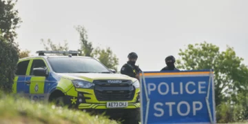 Policías custodian una carretera que conduce a RAF Fairford, en Fairford, Inglaterra, el 28 de septiembre de 2026.