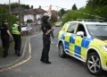 Policías británicos cerca de la sinagoga Heaton Park Hebrew Congregation, en Crumpsall, norte de Manchester, el 2 de octubre de 2025, después de un ataque terrorista durante los servicios de Yom Kippur.