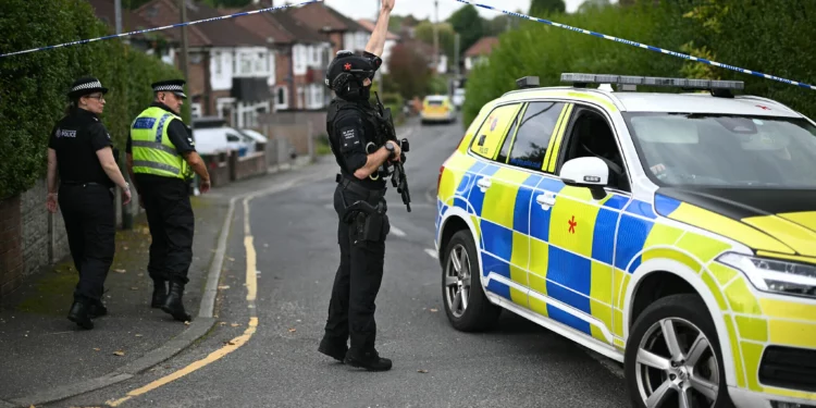 Policías británicos cerca de la sinagoga Heaton Park Hebrew Congregation, en Crumpsall, norte de Manchester, el 2 de octubre de 2025, después de un ataque terrorista durante los servicios de Yom Kippur.