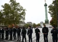 Agentes de policía custodian la plaza de la Bastilla, con la Columna de Julio al fondo, en París, el 24 de octubre de 2026.