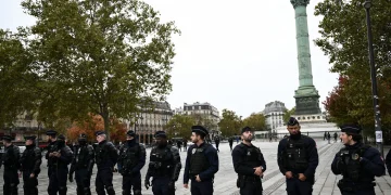 Agentes de policía custodian la plaza de la Bastilla, con la Columna de Julio al fondo, en París, el 24 de octubre de 2026.