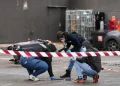 Agentes de policía examinan indicios en una gasolinera de Trappes, cerca de París, tras un ataque a tiros.