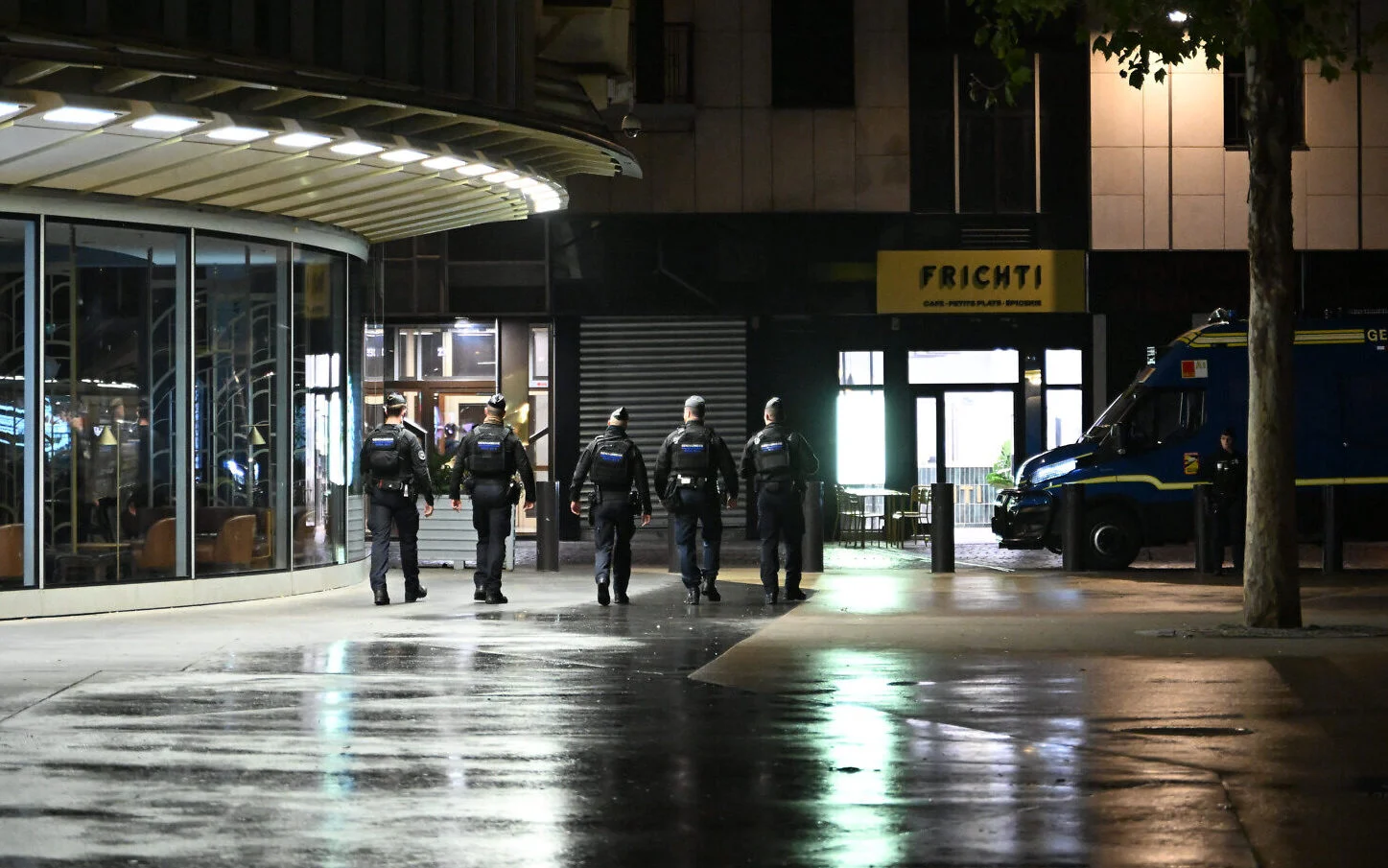 Policías patrullan París durante un toque de queda nocturno el 20 de octubre de 2026.