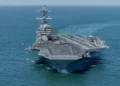 Portaaviones nuclear USS George H. W. Bush de la Armada de Estados Unidos durante su salida de Norfolk en marzo de 2026