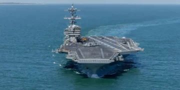 Portaaviones nuclear USS George H. W. Bush de la Armada de Estados Unidos durante su salida de Norfolk en marzo de 2026