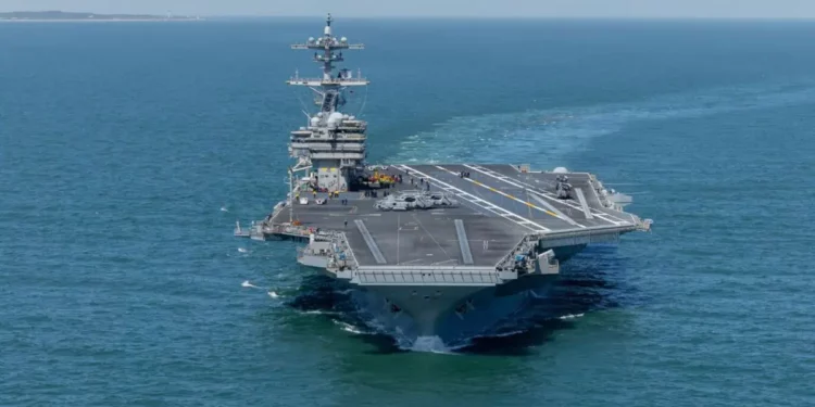 Portaaviones nuclear USS George H. W. Bush de la Armada de Estados Unidos durante su salida de Norfolk en marzo de 2026