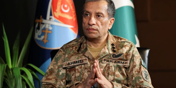 Ahmed Sharif Chaudhry, portavoz de las Fuerzas Armadas de Pakistán, durante una entrevista en Rawalpindi.