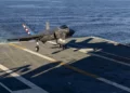 Un caza F-35C Lightning II realiza pruebas de apontaje en el portaaviones USS John F. Kennedy.