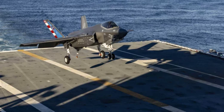 Un caza F-35C Lightning II realiza pruebas de apontaje en el portaaviones USS John F. Kennedy.