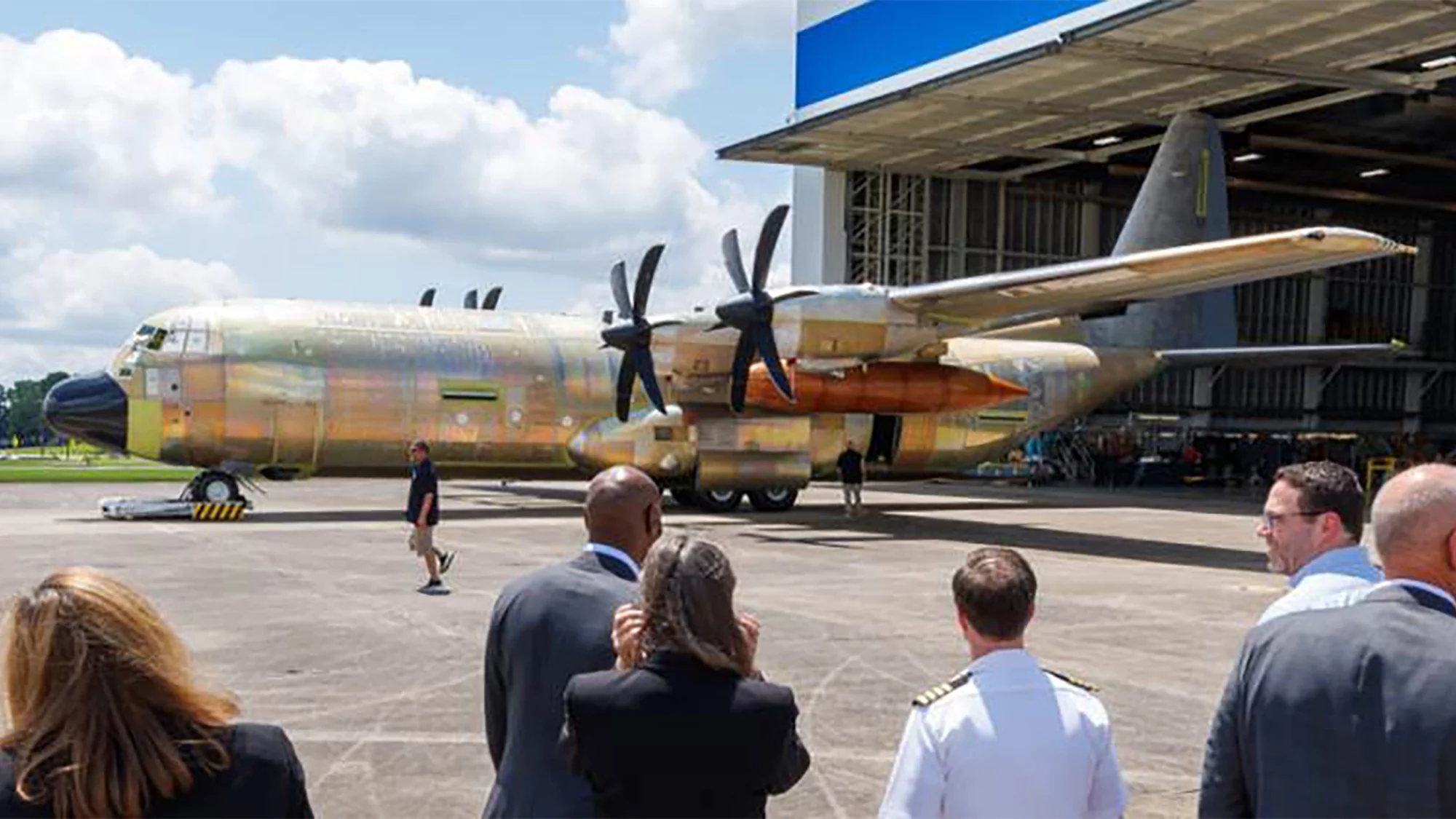 Primer C-130J destinado a su conversión en el E-130J