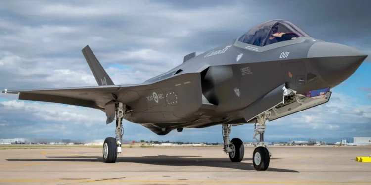 Primer F-35A Lightning II canadiense despega en su vuelo inaugural
