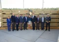 Representantes militares, industriales y políticos de Israel y Estados Unidos durante la ceremonia de presentación del primer interceptor de la Cúpula de Hierro fabricado íntegramente en Estados Unidos, en East Camden, Arkansas, el 8 de octubre de 2026.