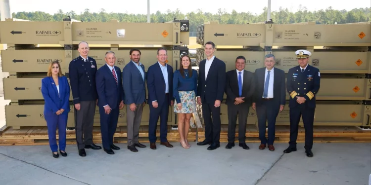 Representantes militares, industriales y políticos de Israel y Estados Unidos durante la ceremonia de presentación del primer interceptor de la Cúpula de Hierro fabricado íntegramente en Estados Unidos, en East Camden, Arkansas, el 8 de octubre de 2026.