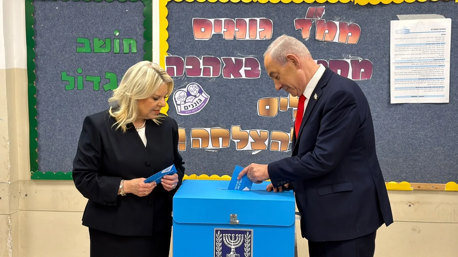 El primer ministro israelí y su esposa votan