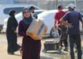 El Programa Mundial de Alimentos de la ONU entrega paquetes de comida a desplazados en la ciudad de Gaza el 23 de octubre de 2025.