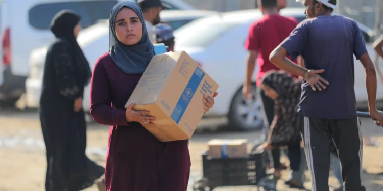 El Programa Mundial de Alimentos de la ONU entrega paquetes de comida a desplazados en la ciudad de Gaza el 23 de octubre de 2025.