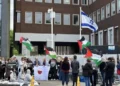 Manifestantes frente a la Embajada de Israel en Dublín protestan contra la guerra de Israel contra Hamás en Gaza el 14 de mayo de 2024.