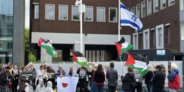 Manifestantes frente a la Embajada de Israel en Dublín protestan contra la guerra de Israel contra Hamás en Gaza el 14 de mayo de 2024.