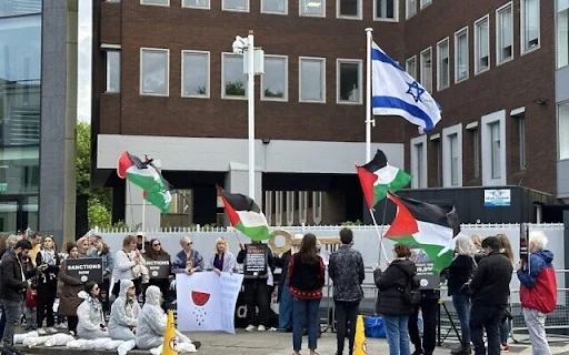 Manifestantes frente a la Embajada de Israel en Dublín protestan contra la guerra de Israel contra Hamás en Gaza el 14 de mayo de 2024.