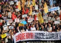 Manifestantes en Ankara sostienen una pancarta con el mensaje «No a la censura, libertad para las noticias» durante una protesta por la libertad de prensa el 24 de octubre de 2026.