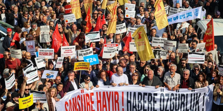 Manifestantes en Ankara sostienen una pancarta con el mensaje «No a la censura, libertad para las noticias» durante una protesta por la libertad de prensa el 24 de octubre de 2026.