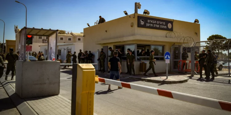 Manifestantes protestan contra la detención de reservistas israelíes sospechosos de abusar de un preso palestino en la base militar de Sde Teiman, el 29 de julio de 2024.