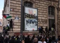 Un manifestante ondea una bandera palestina durante una protesta contra el alto costo de la vida en París, el 17 de octubre de 2026, en medio de las movilizaciones que se extienden por Francia. (Kiran Ridley/AFP)