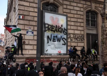 Un manifestante ondea una bandera palestina durante una protesta contra el alto costo de la vida en París, el 17 de octubre de 2026, en medio de las movilizaciones que se extienden por Francia. (Kiran Ridley/AFP)