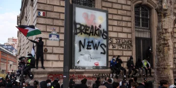 Un manifestante ondea una bandera palestina durante una protesta contra el alto costo de la vida en París, el 17 de octubre de 2026, en medio de las movilizaciones que se extienden por Francia. (Kiran Ridley/AFP)