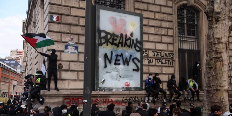 Un manifestante ondea una bandera palestina durante una protesta contra el alto costo de la vida en París, el 17 de octubre de 2026, en medio de las movilizaciones que se extienden por Francia. (Kiran Ridley/AFP)