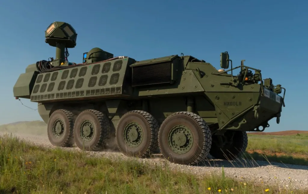Prototipo DE M-SHORAD Prototipo del sistema láser DE M-SHORAD sobre un blindado Stryker.