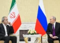 Vladimir Putin conversa con Masoud Pezeshkian durante una reunión en Turkmenistán el 8 de octubre de 2026.